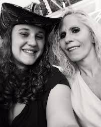 Guys I'm feeling really discouraged. My mom passed away match 21 2023 she  was a single mom and I'm an only child so me and her were close best  friends. I've been