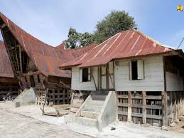 Di dalam rumah tidak ada sekatan, satu ruangan lepas. Direnovasi Rumah Adat Batak Samosir Bakal Jadi Homestay Indozone Id