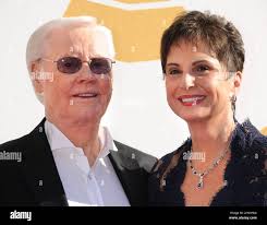 George Jones e la moglie Nancy durante la cerimonia annuale di premiazione  speciale di merito della Recording Academy tenutasi al Beverly Hilton  Hotel, California Foto stock