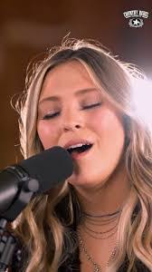 Janet Braswell's Instagram, Twitter & Facebook