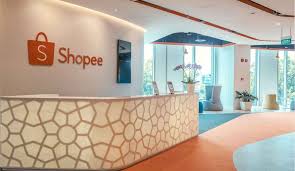Mungkin ramai dah tahu bahawa mulai 17 jun 2021, shopee tidak lagi menawarkan pilihan kurier kepada pembeli di malaysia, sebaliknya telah memperkenalkan pilihan shopee express dan standard delivery. Shopee Tracking Tracktry