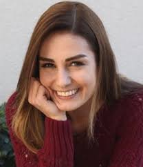 Dizinin başrol oyuncularından özlem yılmaz geceye sevgilisi berksan ile katıldı. Six Degrees Ozlem Yilmaz And Berksan