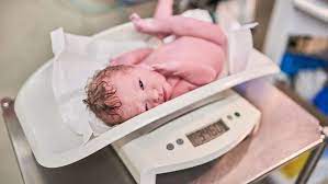 Pourquoi Bebe Perd Il Du Poids Apres La Naissance Magicmaman Com