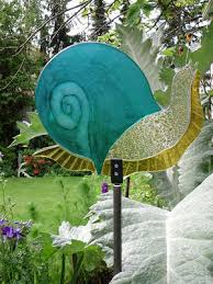 Algen und moos haben auf der glatten, geschlossenen glasoberfläche keine. Glas Im Garten Ist Ein Wurderbarer Blickfang Und Verschonert Ihre Umgebung Durch Farbige Akzente Glas Design Und Kunst Von Alexandra Gehr