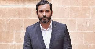 Ekranların en beğenilen kültür sanat programı güneri cıvaoğlu ile şeffaf oda'ya ayhan sicimoğlu ve kızı ayşe sicimoğlu konuk. Hercai Nin Cihan Sadoglu Su Serdar Ozer In Esi Cigdem Ozer Guzelligiyle Hayran Birakti Iste Serdar Ozer In Guzel Esi Galeri Takvim