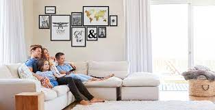 Wände gestalten heißt nicht immer nur tapezieren oder streichen: Kreative Wandgestaltung Im Wohnzimmer Mit Photolini Photolini Bilderrahmen Fotowande Poster Und Geschenke