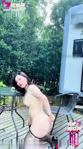 秀人网网红女神『王婉悠』巨乳肥臀黑丝高跟 户外房车道具自慰诱惑