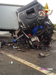 Violentemente, la bombola deformandosi avrebbe innalzato la pressione. Incidente Sull Autostrada A1 Tir Di Traverso Tra Incisa E Firenze Sud