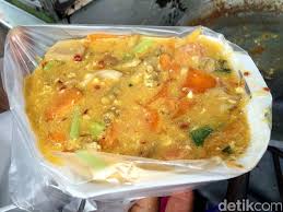 Umumnya seblak yang paling banyak dikenal dengan hidangan kuah, disajikan secara basah dan pedas. Huahh Tersengat Pedasnya Seblak Kuah Khas Bandung Dengan Isian Lengkap