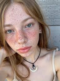 Your Very Pretty and don't let anyone tell you any different different just  stay tru to your self and I'm sending my light and love to you 💗