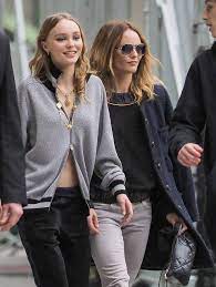 Johnny depp balanced his umbrella and his son, jack, yesterday as they made their way to a waiting water taxi in venice. Lily Rose Depp Et Vanessa Paradis Mere Et Fille Stars Du Defile Chanel Elle Vanessa Paradis Style Lily Rose Lily Depp