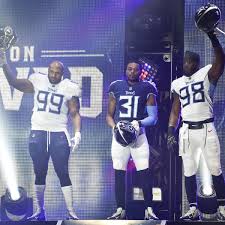 Alle logos, ziffern und das trikot hat die nummer 8 und den spielernamen mariota aufgedruckt. Nfl Tennessee Titans Stellen Spektakular Neue Trikots Vor