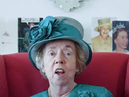 Królowa Elżbieta II ma... dublerkę. Towarzyszy jej od lat. Kim jest Ella  Slack?