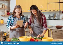 10 recetas para hacer al microondas super fáciles y rápidas que no te puedes perder. Afici N En L Nea De La Familia De La Cocina Casera De La Clase De La Cocina Foto De Archivo Imagen De Familia Afici 149188382