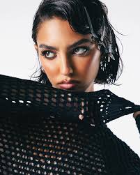 Ella for @forever21canada 🖤 model @ellalaurinb styling @thelilydiary hmua  @priyakumarihmua