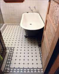 Carrés 5x5 cm en noir et blanc par @paulseguinarchi pour les sanitaires de la grande halle… Traditional Gray Bath With Winckelmans Dot And Octagon Tile Viktorianisch Badezimmer Miami Von Herbeau Winckelmans Tiles Line Art Vanities Houzz