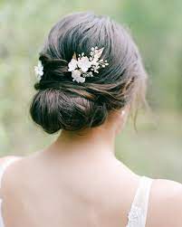 This Couple Mixed Western Style With Bohemian Accents For Their Wedding In Aspen Colorado Medium Hair Styles Simple Wedding Hairstyles Bridesmaid Hair Long