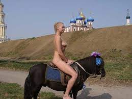 Blonde naked riding a pony near Kremlin — Russian Sexy Girls