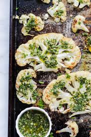 Roasted Cauliflower Steaks With Chimichurri Sauce Rezept Gesunde Rezepte Leckere Gesunde Rezepte Essensrezepte