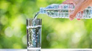 Cara menghilangkan bau mulut dengan cepat dapat dilakukan dengan minum air putih yang cukup. 10 Cara Menghilangkan Bau Mulut Dengan Cepat