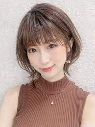 小顔ひし形ボブ 20代 30代におすすめ大人かわいいモテ 愛され ナチュラル エアリー外ハネ 斜め前髪 流し前髪 ブラウングラデーションカラーインナーカラー ヘアサロン予約 ozmallビューティ モテ 髪型 ヘアスタイリング 外ハネ ショートボブ