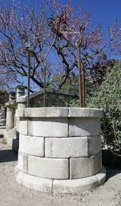 puits rond en pierre et son armature en fer forge avec poulie atelier alain bidal decoration jardin image de jardin pierres jardin