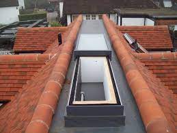 Fenêtre de toit escamotable permettant l'accès à un toit terrasse. Fenetre De Toit Coulissante Totale Glazing Vision Europe