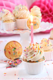Geburtstags Cupcakes Mit Bunten Streuseln Geburtstagskuchen Birthday Funfetti Cupcakes Cupcake Ideen Geburtstag Einhorn Cupcakes Regenbogen Essen