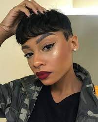 Pourquoi La Coupe Au Bol Est La Coiffure Du Moment Coupe Au Bol Coupe De Cheveux Black Cheveux Courts