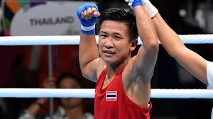 ใบสน มณีก้อน นักกีฬามวยสากลสมัครเล่นหญิงของไทย เปิดฉากศึก โอลิมปิก ครั้งแรกในชีวิตด้วยการรัวหมัดใส่คู่ต่อสู้จากรัสเซีย ก่อนชนะเข้ารอบ 16. C2cewb6xoj Wem