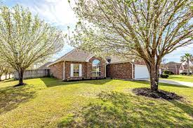 New Listing Under 200k Move In Ready Beautiful Brick Custom Home Built By Carl Hamilton Situate Building A House Custom Homes Family Friendly Neighborhoods