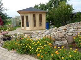 Ganz Naturlich Dieses 5 Eck Gartenhaus In Naturholz Passt Perfekt Zu Der Steinmauer Und Dem Frischen Beet Im Garten 5 Eck Gartenhaus Gartenhaus Garten