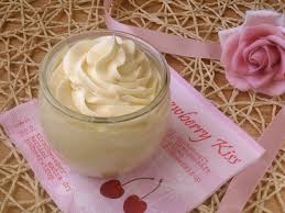 La crema diplomatica al cioccolato (crema chantilly all'italiana al cioccolato) non è altro che la classica crema pasticcera al cioccolato fondente con aggiunta di panna montata per renderla più soffice e delicata al palato. Ganache Al Cioccolato Bianco Per Farcire E Decorare Torte E Dolci