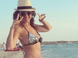 A tre anni e mezzo prende parte alla decima edizione dello zecchino d'oro, rassegna canora per bambini in cui si. La Foto Da Urlo Di Cristina D Avena In Spiaggia Radio 105