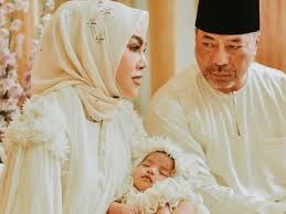 Bahwa anak yang diadopsi statusnya sama dengan anak kandung. Terlalu Sayang Pada Anak Angkat 7 Selebriti Ini Dapat Pujian Kerana Jaga Anak Angkat Dengan Baik Pa Ma