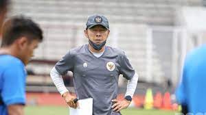Di tahun yang sama ia dipilih menjadi pelatih interim timnas senior. Arriving In Indonesia Sunday Night Shin Tae Yong Underwent A 5 Day Quarantine
