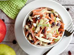 Une Salade D Ete Cremeuse Aux Pommes Carottes Et Fromage Feta Sante Et Delicieux Recipe Healthy Recipes Recipes Food