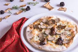 Certo che fatta in casa non è uguale a quella della pizzeria, è parecchio meglio :d! Pizza Con Mozzarella Di Bufala Tartufo Nero Estivo E Porcini La Cerqua Tartufi