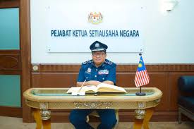 Jabatan kastam diraja malaysia (kastam) menumpaskan sindiket pengedaran dadah antarabangsa yang berselindung di sebalik perniagaan dalam operasi itu, ketua pengarah kastam, datuk abdul latif abdul kadir, berkata pihaknya merampas 2,500 kilogram dadah bernilai rm100 juta. Kastam Malaysia On Twitter Putrajaya 10 April 2020 Kunjungan Hormat Ketua Pengarah Kastam Malaysia Dato Seri Paddy Abdul Halim Ke Atas Ketua Setiausaha Negara Datuk Seri Mohd Zuki Ali Bersempena Persaraan