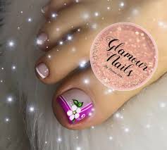 Uñas con esmalte de color rosa y detalles de dibujos con esmalte verde y negro. Figuras De Unas Para Los Pies Con Flores Hermosas Https Xn Uasdecoradas 9gb Co Pies Se Puede Utilizar Para La Decoracion Exterior