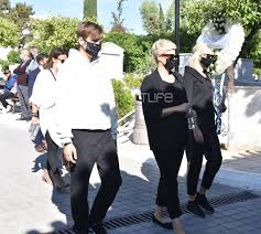 «με ρωτάτε ποια είναι αυτή που μπήκε στο. 8lipsh Sthn Khdeia Toy Kwsta Mpath Syntetrimmenh H Syzygos Kai Ta Paidia Toy Apopsh Twra