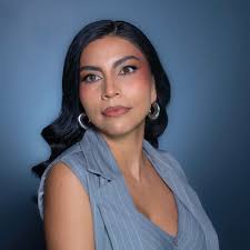 Clientas ✨ Les dejo las fotos de esta belleza de mujer que amamos atender  siempre, cuando ella llega nuestro estudio se ilumina, nos reímos  muchísimo, mientras conversamos de todo y de nada