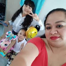 Las líneas de marioneta son los surcos que se forman a través de los años  de las comisuras de los labios hacia el mentón, y podemos rellenarlos con  ácido hialurónico para dar