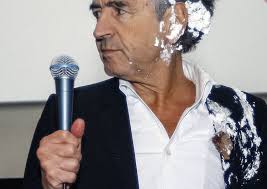 Settima torta in faccia in carriera per Bernard Henri Levy