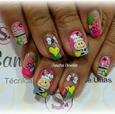 En este pequeño catalogo de uñas decoradas veras 12 diseños diferentes ,inspirate en los dibujos y comienza a decorar tus uñas usando esmaltes y pinturas estos dibujos animados los venden como stiquer pero los puedes decorar a mano alzada usando pincel y pintura acrílica negra y roja. Pin De Maria Quinto En Unas Caricatura Unas Decoradas Con Jirafas Unas Decoradas Con Munecos Unas Pintadas Con Flores