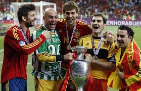 La eurocopa 2012 (oficialmente, campeonato europeo de fútbol de la uefa o uefa euro 2012™) fue la xiv edición de la eurocopa, el principal torneo entre selecciones de fútbol europeas organizado por la uefa.esta edición del torneo se realizó en polonia y ucrania, del 8 de junio al 1 de julio, y coronó a españa como tricampeona del continente europeo. Tricampeones Espana Hace Historia Photo 6