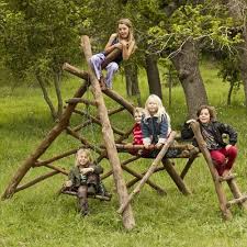 Naturliches Klettergerust Aus Holz Mit Schaukeln Wir Sollten So Etwas Zusammenstellen Garten Spielplatz Kinderspielbereich Kinderspiel Im Freine