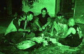Mereka berlima cuba membuktikan yang hantu itu tidak wujud tapi apa yang mereka cuba buktikan, mengejutkan mereka. Ia Wujud Kisah Seram Di Lokasi Sebenar Wayang Mstar