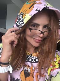 Ya no soy la de ayer… y qué maravilla. Porque en cada ruptura me  reencontré, en cada renacer me elegí más.”