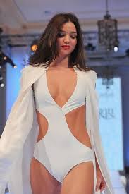 ミランダ・カーのヌードエロ画像20枚｜おっぱい、マンスジ丸見えでぐうシコ！｜エロ牧場